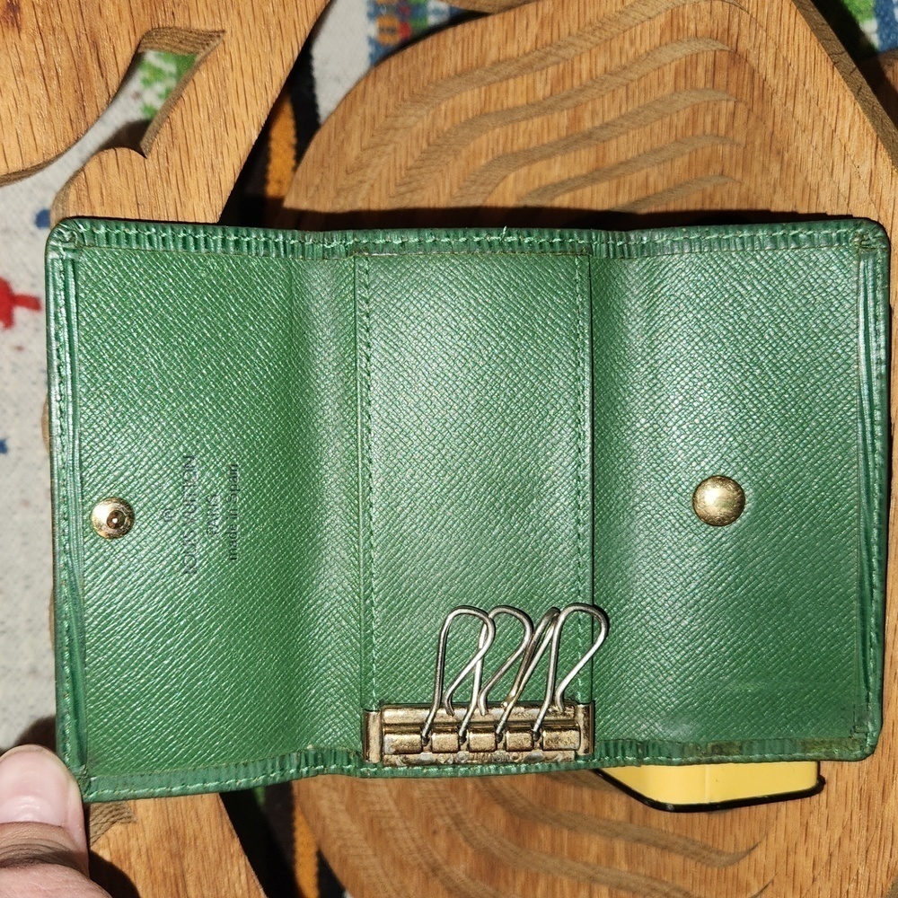 AUTHENTIC Louis Vuitton Green Epi Key Card Holder - Picture 6 of 10